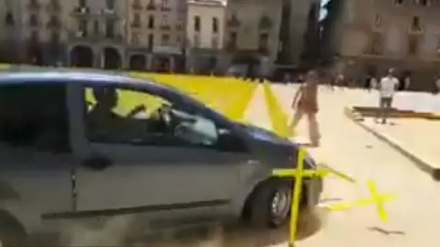 Un coche arrolló las cruces amarillas por los presos en la plaza de Vic