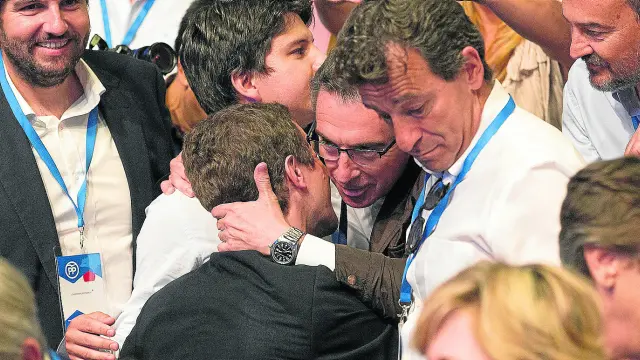 Luis María Beamonte abraza a Pablo Casado tras su elección como presidente nacional del PP, ayer, en el congreso de Madrid.