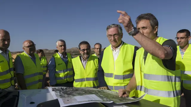 Visita de Olona a las obras tras la última crecida del Ebro en Quinto. Las 550 reparaciones provocadas por la última riada del Ebro concluirán en dos meses
