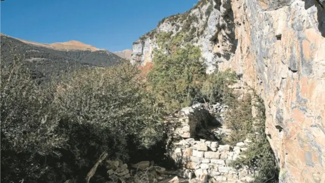 Ermita de San Lorenzo: restos del muro de mampostería.