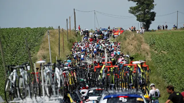 Corredores durante la decimosexta etapa del Tour de Francia.