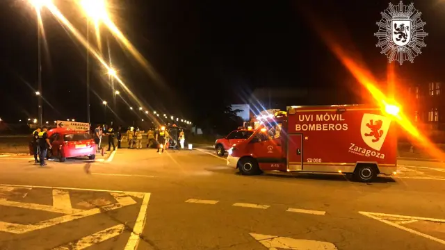 Anoche una furgoneta volcó (quedando una persona atrapada en el interior) al colisionar con un turismo en la calle A/E del Polígono Malpica.