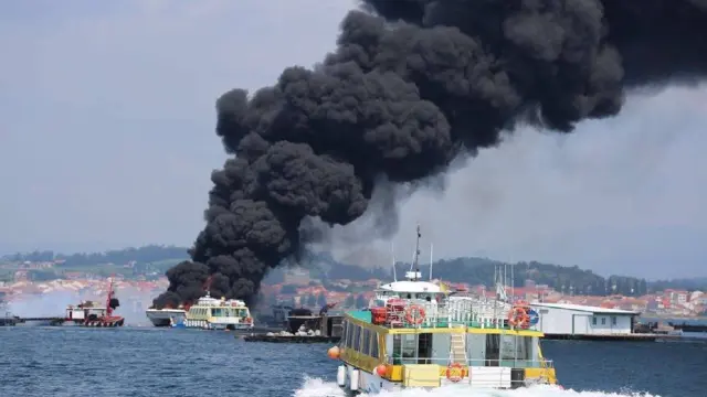 Imagen del catamarán en llamas.