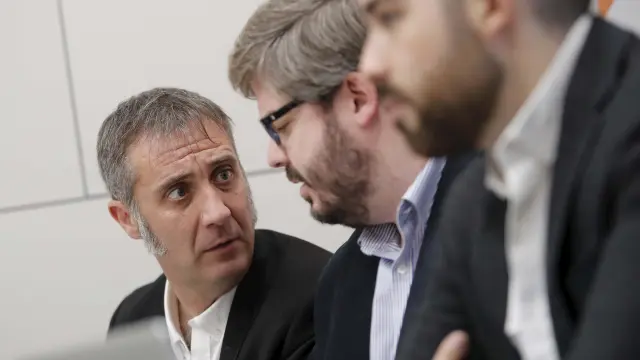 El secretario de Organización de C's-Aragón, Ramiro, junto a su homólogo nacional, Fran Hervías, y su adjunto, Oriol Burgés, en una reunión en Zaragoza.