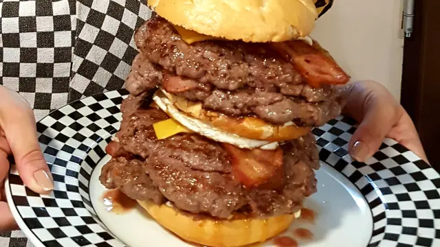 Cada una de las cuatro hamburguesas que componen la 'Big Jack Bull' pesa 300 gramos.
