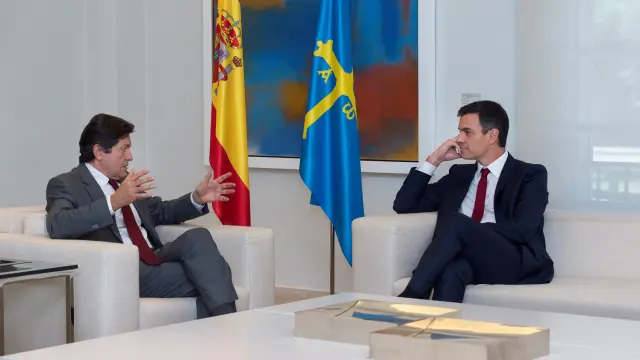 El presidente de Asturias, Javier Fernández, y el presidente del Gobierno, Pedro Sánchez, durante la reunión de este miércoles.