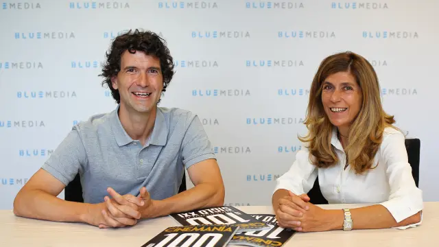 Carlos Marañón, director de Cinemanía, y Hortensia Fuentes, directora general de Bluemedia, con la portada del último número de la revista.