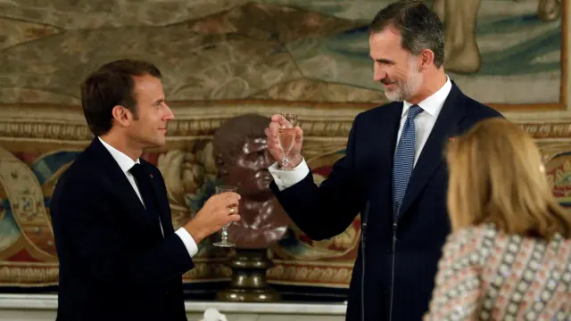 El Rey y el presidente Macron brindan en la cena