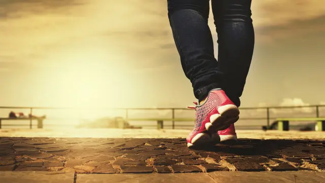 Caminar rápido mejora la respuesta muscular, aumenta el consumo de calorías y disminuye el colesterol y glucosa.