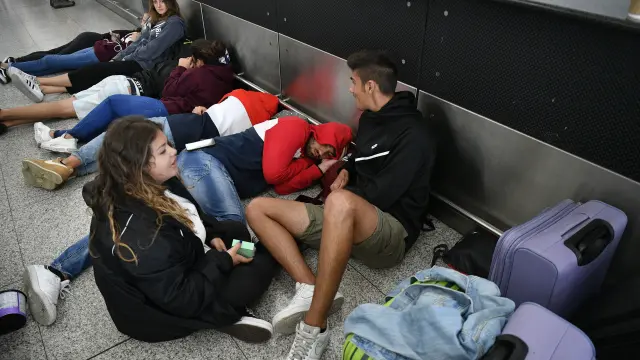 Miles de pasajeros, entre ellos numerosos españoles, esperan en el aeropuerto al este de Londres a recibir información