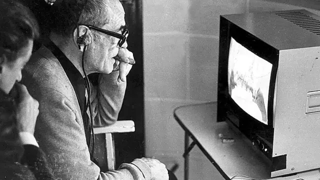 Luis Buñuel supervisa algunas tomas, en 1977.