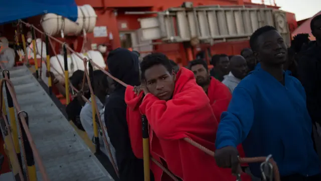 Migrantes rescatados esperan a ser trasladados a Algeciras