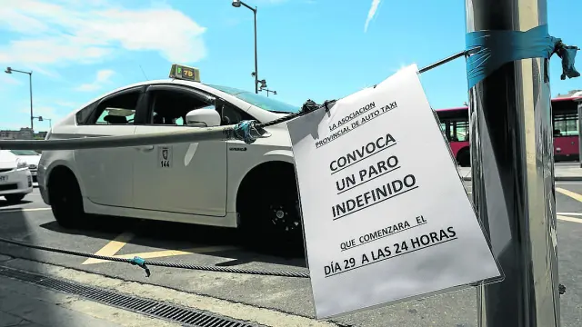 Cartel en una de las paradas de taxis de la estación de Delicias anunciando la huelga.