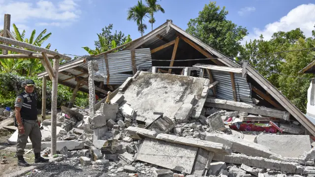 Cientos de construcciones de la la isla indonesia de Lombok se vinieron abajo tras el terremoto.