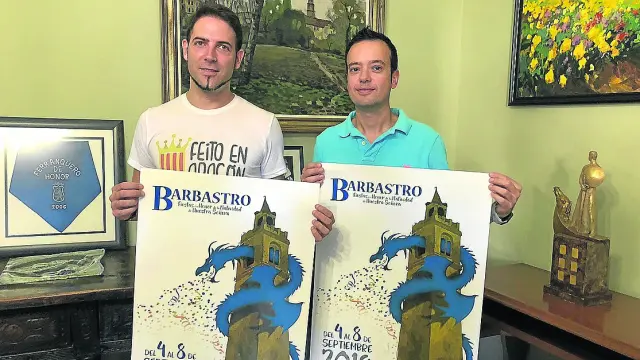 El diseñador Héctor Pisa y Fran Blázquez, concejal de Fiestas, con el cartel.