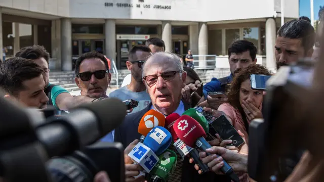 El exvicepresidente del Gobierno, Rodrigo Rato, atiende a los medios a su salida del juzgado, en Madrid.