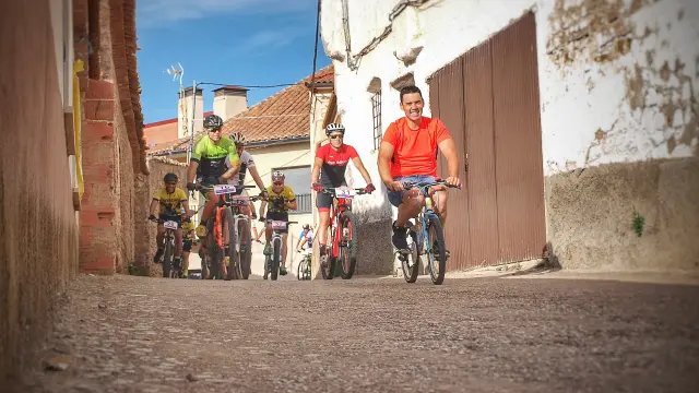 Los ciclistas, por las calles de Fuenferrada.
