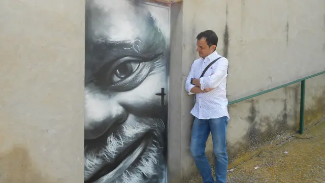 Vicente Ortega con una de las puertas pintadas