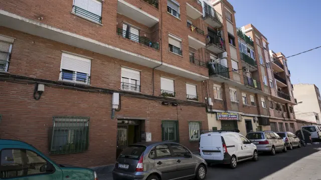 Imagen de la vivienda donde se produjo el apuñalamiento y el robo, en la calle Oviedo 32-34, en el barrio de Torrero.