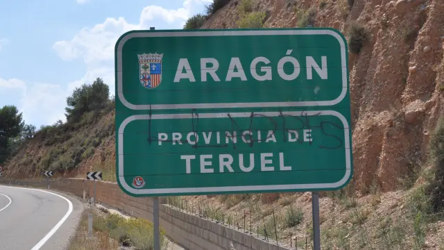 Cartel con la pintada ofensiva en la entrada a la provincia de Teruel.