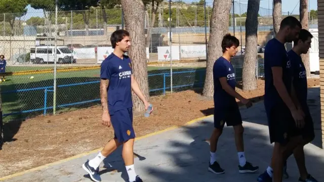 Eguaras, en la mañana de este miércoles, entra en la sala de vídeo con el resto del equipo, que por la tarde viaja a Tafalla para jugar contra la Real Sociedad.