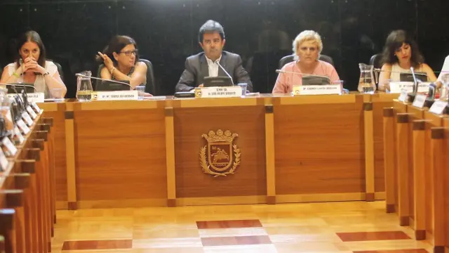 El alcalde de Huesca y las tenientes de alcalde durante el pleno de este miércoles.