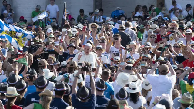 El papa Francisco rodeado de fieles en la plaza de San Pedro.