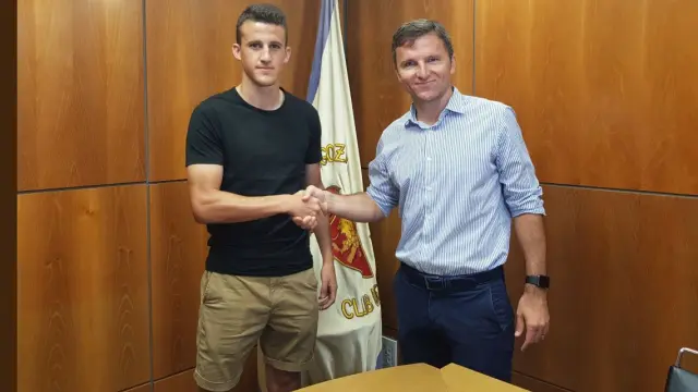 Carlos Nieto, junto al director deportivo, Lalo Arantegui, en la firma del nuevo contrato del jugador hoy miércoles en la sede del Real Zaragoza.