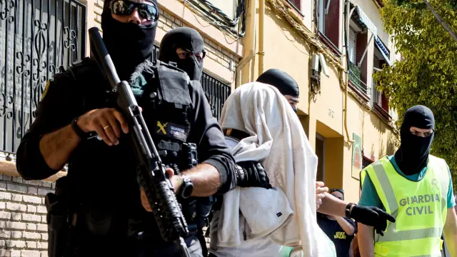 La Guardia Civil traslada a uno de los detenidos en Mataró.