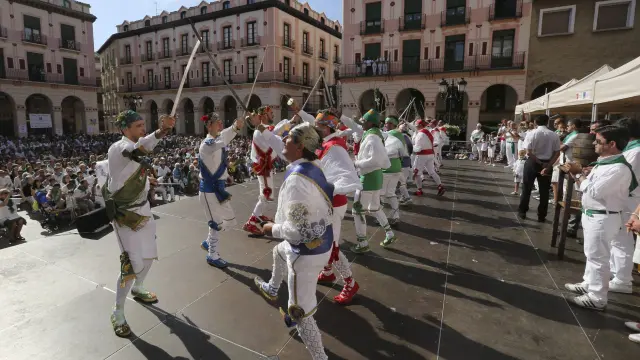 Fiesta del Comercio en la plaza de López Allué, una de las ocasiones de ver a los Danzantes