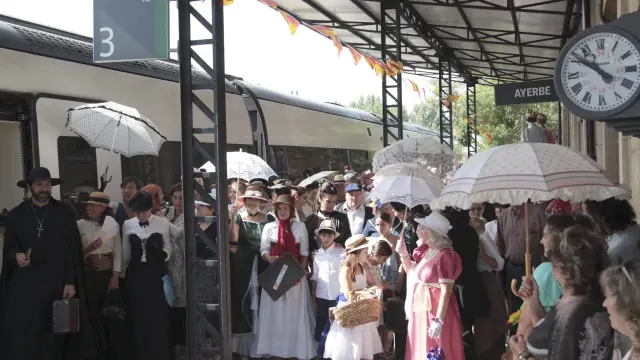 Recreación de la llegada del primer ferrocarril a la villa de Ayerbe.
