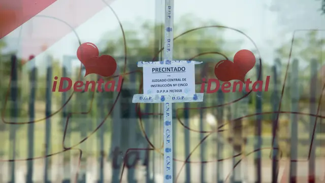 Puerta de entrada a la clínica odontológica Idental de Zaragoza, precintada por la Policía.