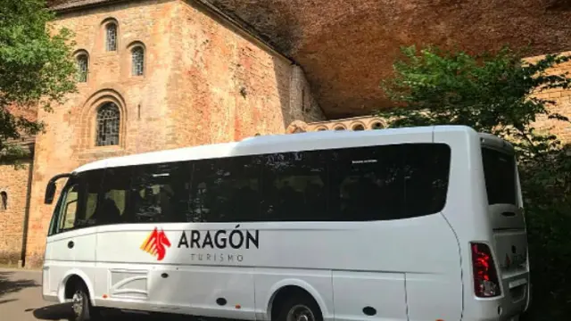 El nuevo autobús ante el monasterio viejo de San Juan de la Peña.