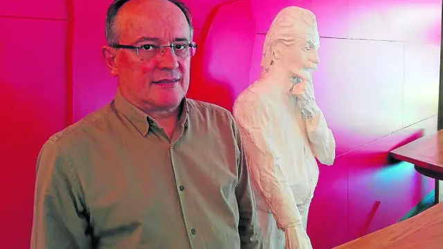 Manuel Asorey, ?en el Centro de Ciencias de Benasque junto a una figura de Albert Einstein.