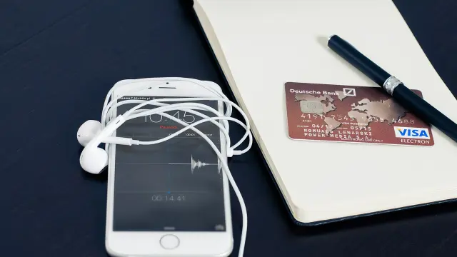 Imagen de archivo de un iPhone y una tarjeta de crédito.