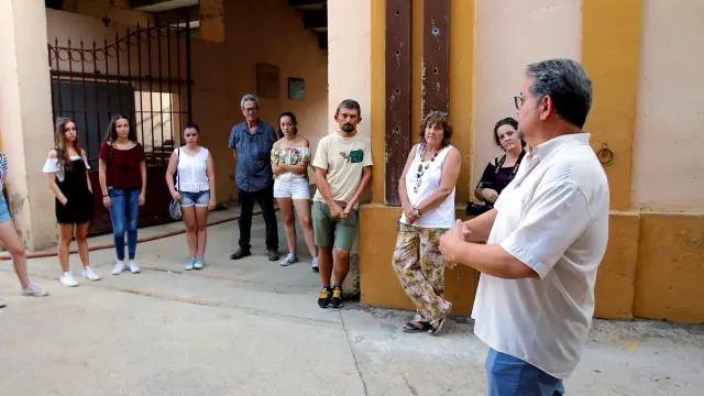Fernando Carrera explica detalles sobre los festejos taurinos a mairalesas y acompañantes.