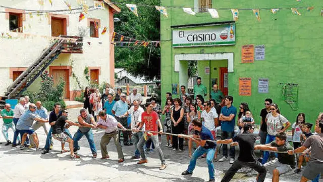 Vecinos de Lafortunada juegan al tiro de soga en una de las fiestas en honor de la Virgen de las Nieves.