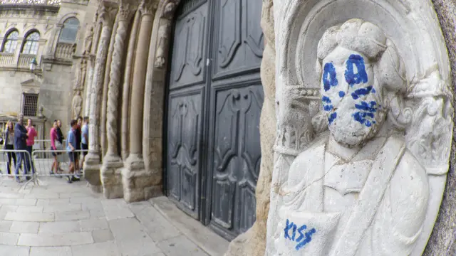 Se busca al grafitero de la escultura de la Catedral de Santiago