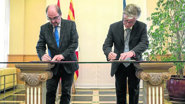 Javier Lambán y Pedro Santisteve, en marzo de 2017, en la firma del acuerdo de la ley de capitalidad.