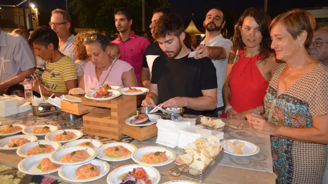 Degustando tapas y votando  en la Muestra Gastronómica del Festival Vino Somontano.