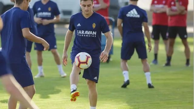 Lasure controla el balón en los primeros ejercicios del entrenamiento vespertino del Real Zaragoza este lunes.