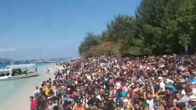 Una playa de Trawangan abarrotada de turistas a la espera de ser evacuados.