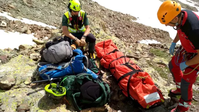 Rescate de un herido en la ascensión al pico Infiernos, donde este verano se han producido tres accidentes, con dos heridos y un fallecido