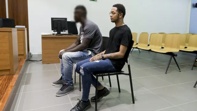 El acusado, con gafas, durante el juicio celebrado el pasado mes de julio en la Audiencia de Zaragoza. El otro joven, junto a él, ha sido absuelto.