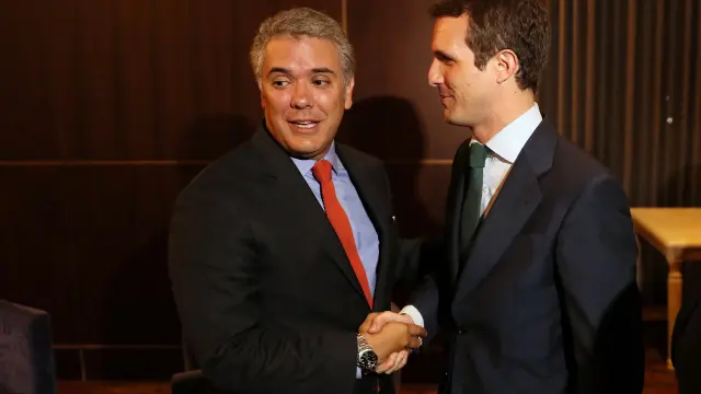 El presidente electo de Colombia, Iván Duque, saluda al presidente del Partido Popular español, Pablo Casado, durante una reunión este lunes en Bogotá.