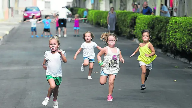 Un grupo de pequeñas atletas corren para ser las primeras en cruzar la meta.