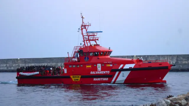 Una embarcación de rescate, a su llegada al puerto de Motril.