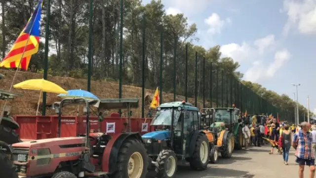 Unos 200 tractores se han concentrado frente a la cárcel donde está internada Forcadell