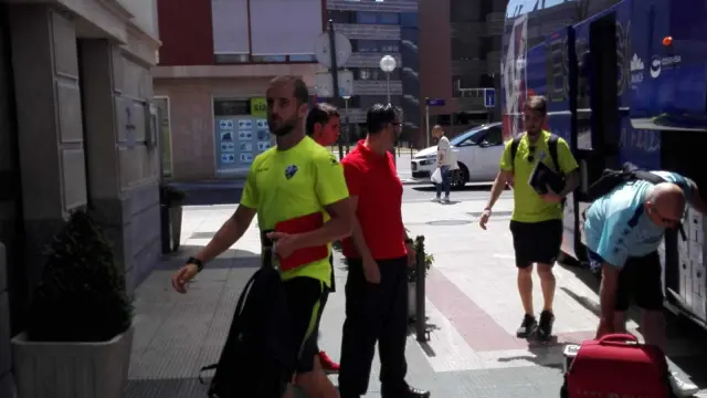 Llegada de la SD Huesca al hotel en el que se alojan en Vitoria.