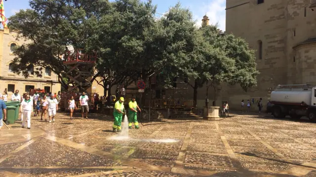 La plaza de la catedral de Huesca vuelve a estar limpia.